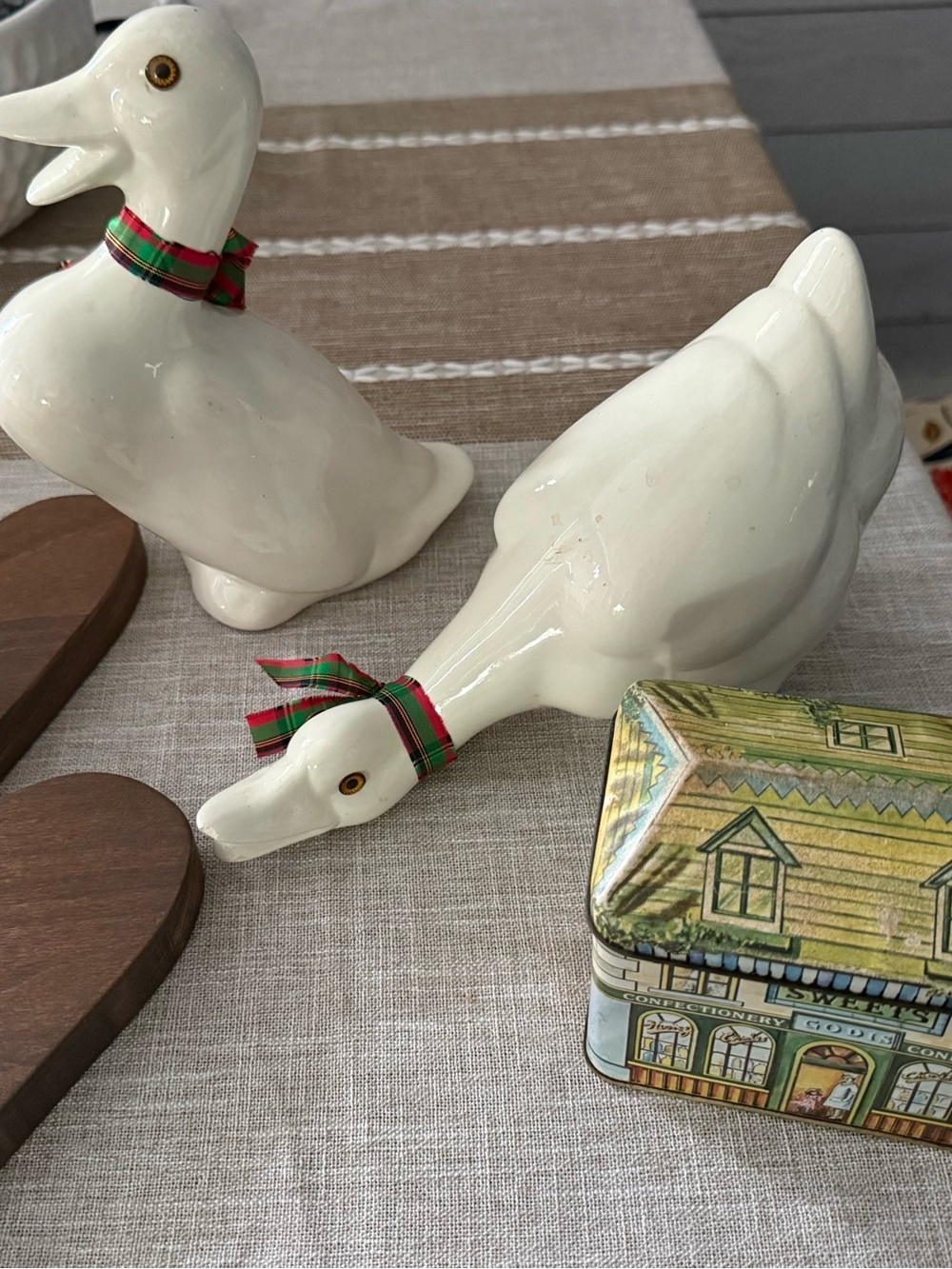 White Ceramic Duck Figurines with Green & Red Ribbon, 2 wooden hearts & tin